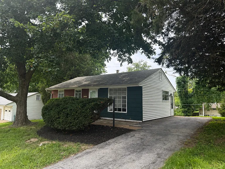 7727 Paddington Dr — Photo 2