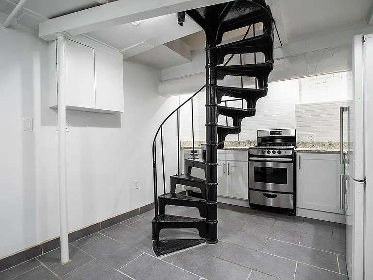 12 Minetta St #1 — Photo 6