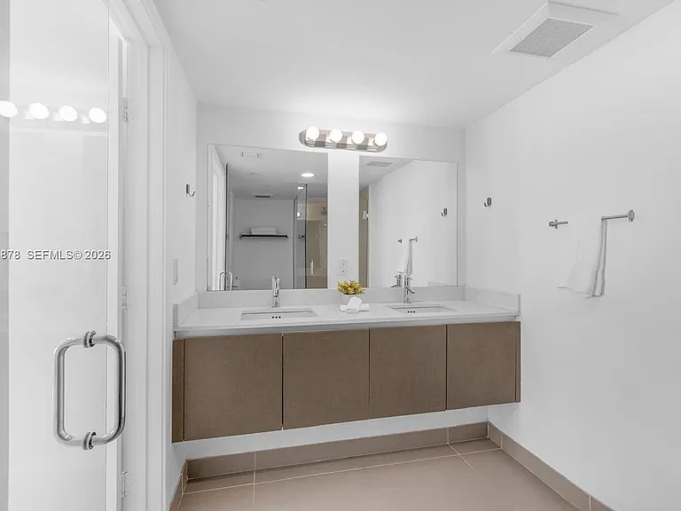 6620 Indian Creek Dr #616 — Photo 2