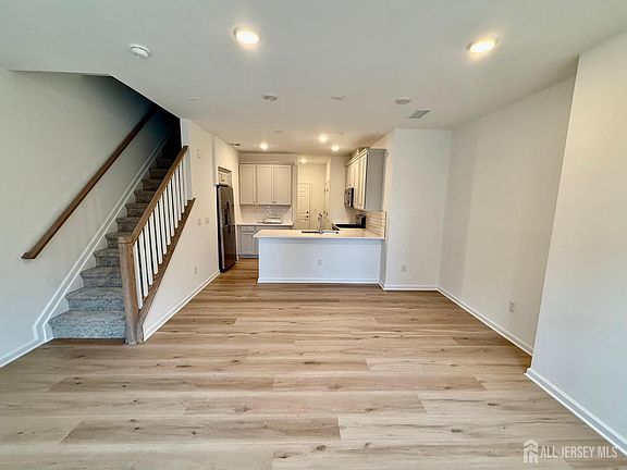 3rd image of 400 Willow Ave #405