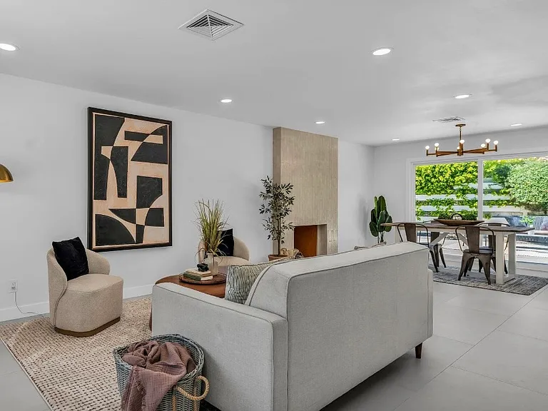 1111 S San Joaquin Dr — Photo 1