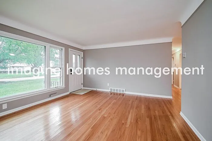 3 bed, 1.0 bath, 1086 sqft, $1,989 — Photo 2