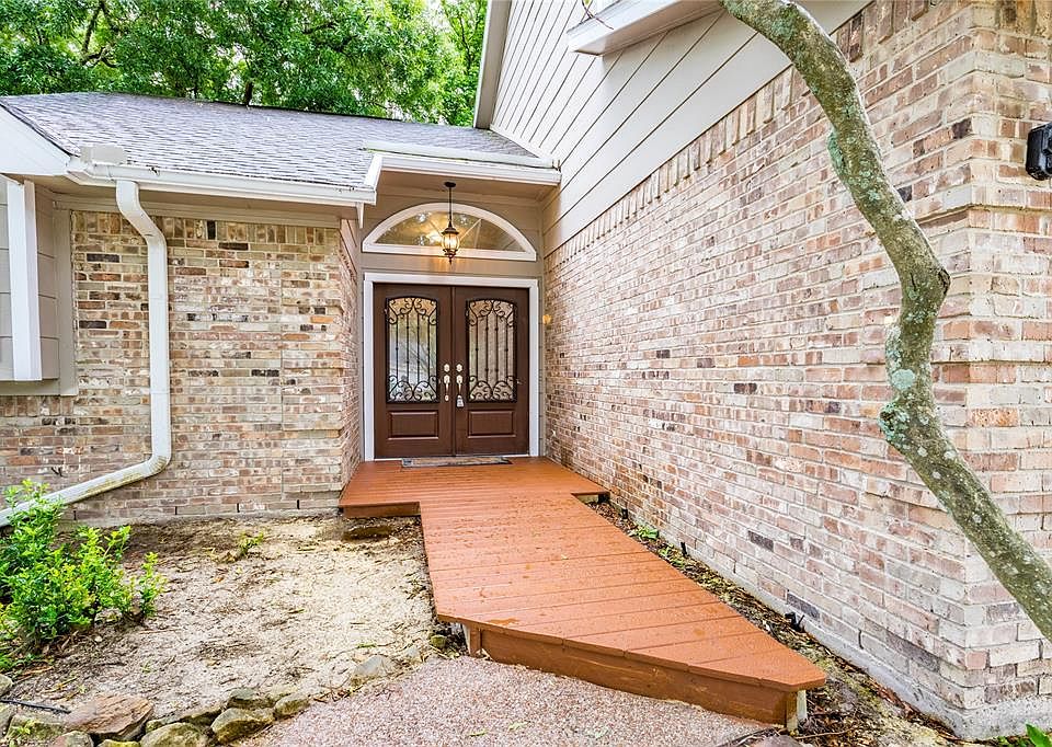 1st image of 2919 Maple Knoll Dr