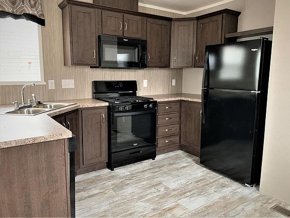3rd image of 16830 Victoria Ln