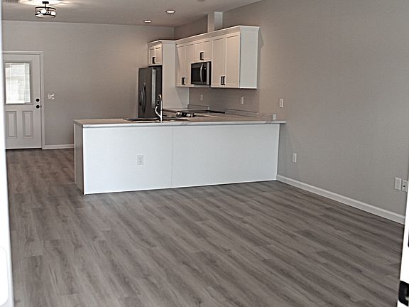 3rd image of 404 NW Lake City Ave