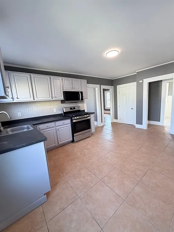 3 bed, 1.0 bath, 999 sqft, $2,800 — Photo 2
