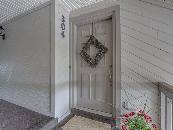 2nd image of 403 Harbour Poin APT 304