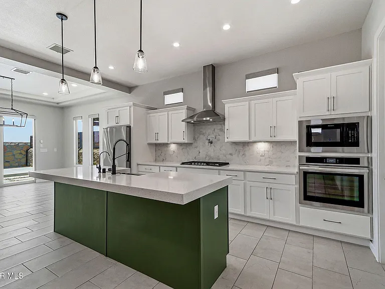 329 Hector Porras Dr — Photo 2