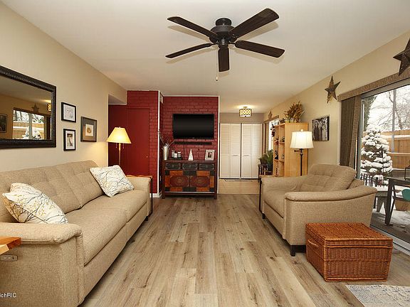 3rd image of 716 Garland Cir APT E