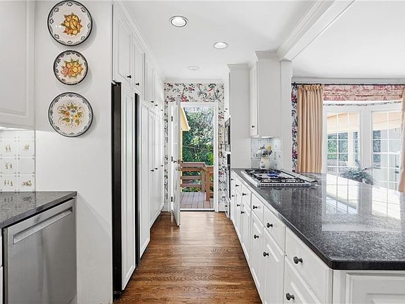 5th image of 547 Spring Valley Rd NW