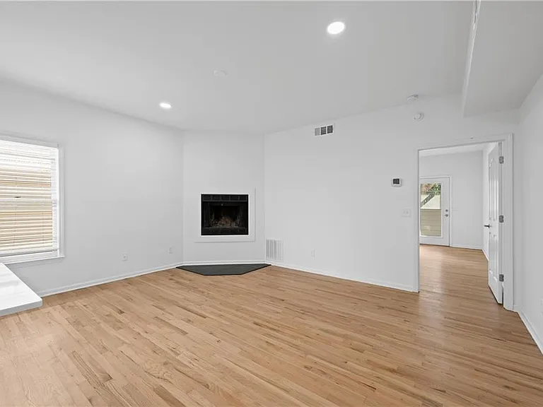 567 Winton Ter NE #D — Photo 3
