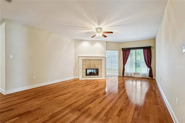 4 bed, 2.5 bath, 2430 sqft, $2,300 — Photo 2