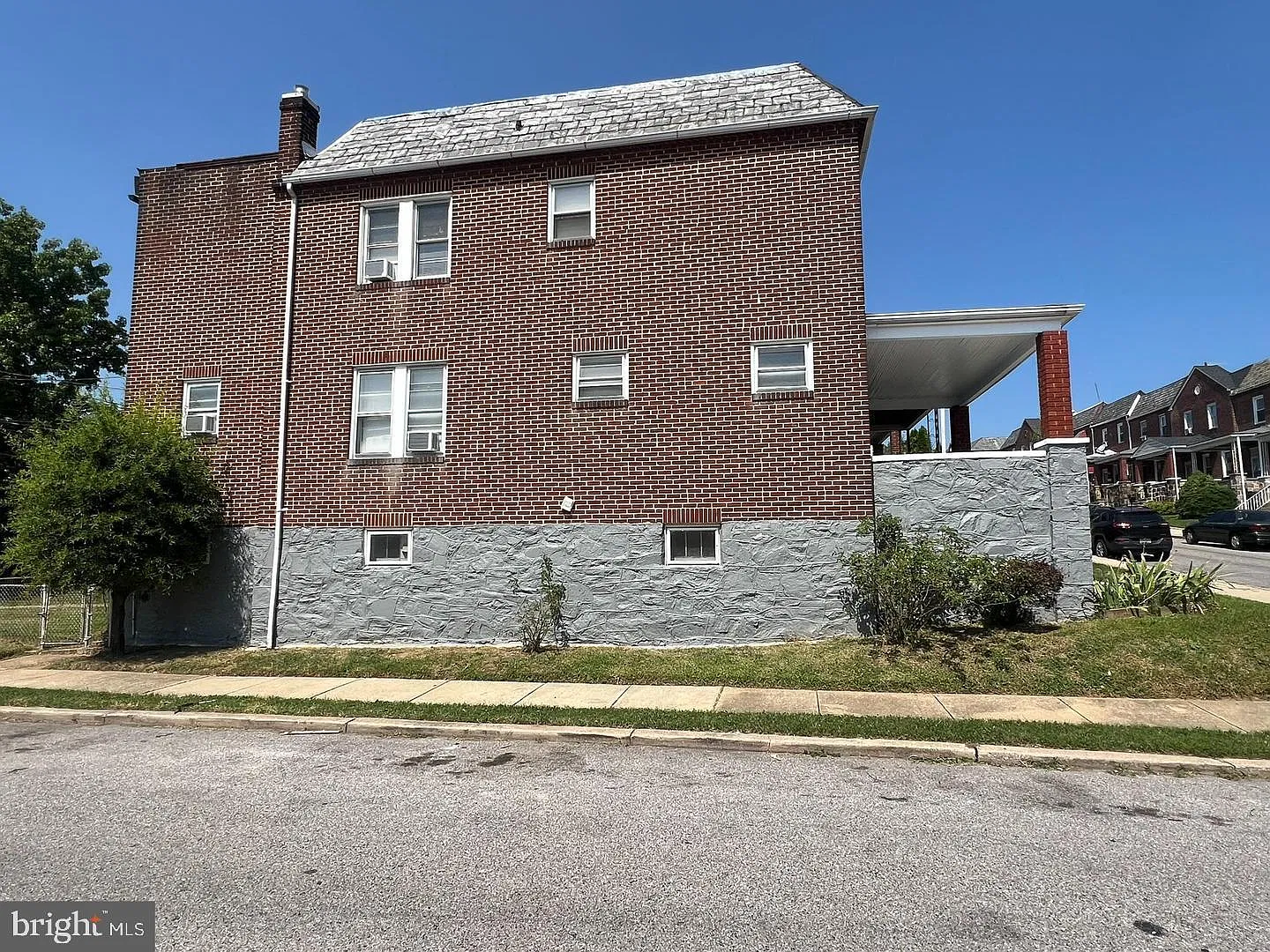5 bed, 3.0 bath, 2120 sqft, $2,500 — Photo 3