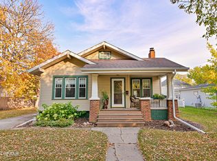 921 Reeves Dr, Grand Forks, ND 58201