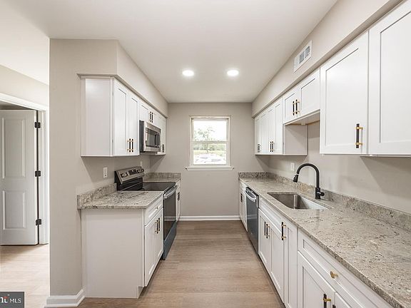 3rd image of 215 Westbury Ct