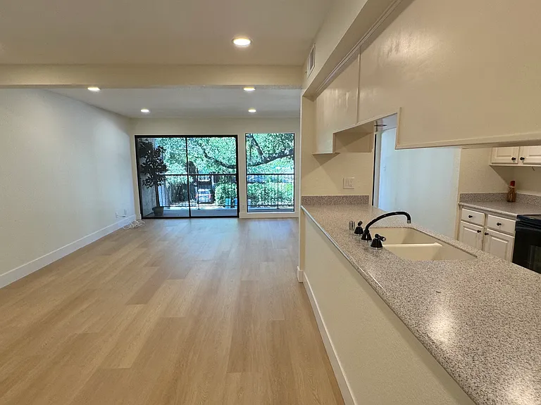 1600 Carmel Dr — Photo 2