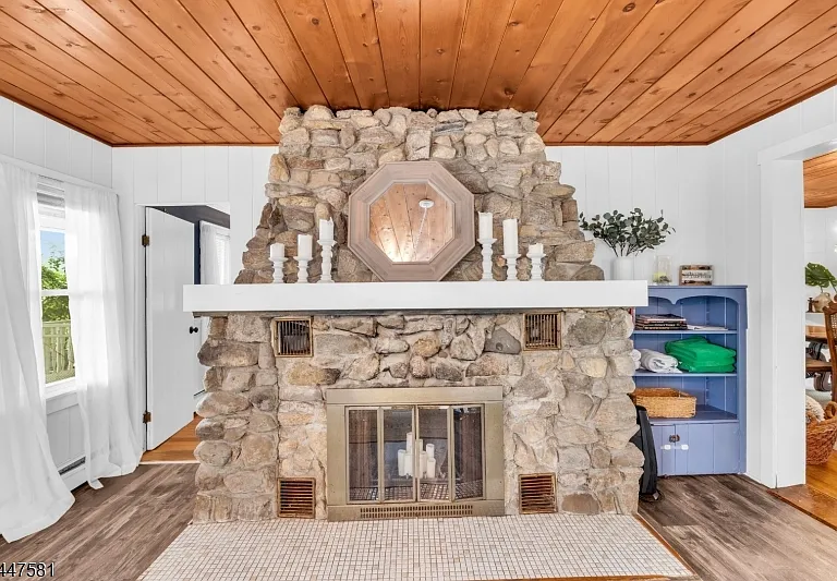 209 Hudson Ave — Photo 18