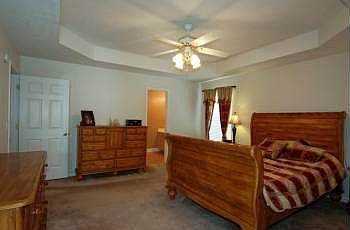 4th image of 100 Louise Dr