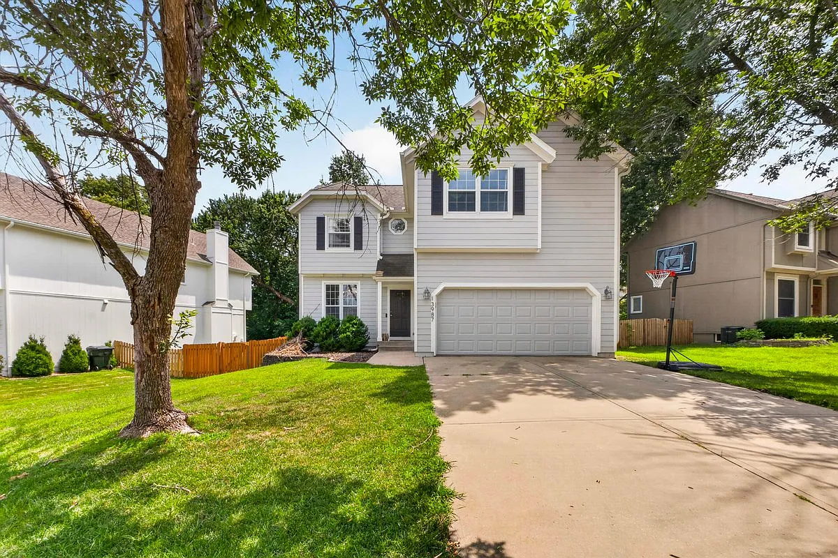 4 bed, 2.5 bath, 2550 sqft, $3,200 — Photo 1