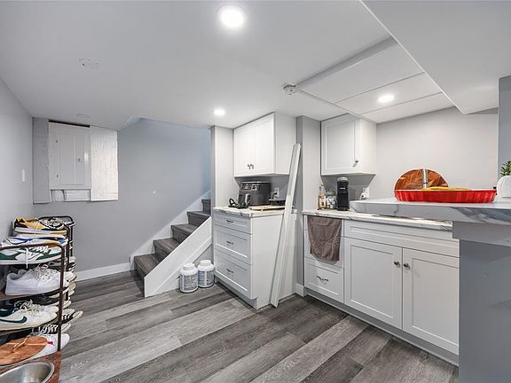 3rd image of 275 Kathleen Ave