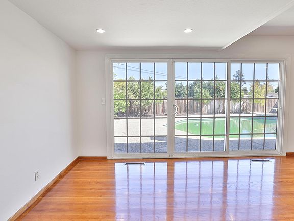 4th image of 908 Rose Blossom Dr