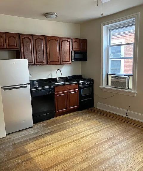 2035 Walnut St #3R — Photo 2