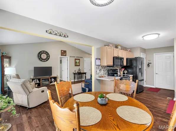 10237 Carlton Place Ct, Saint Louis, MO 63123