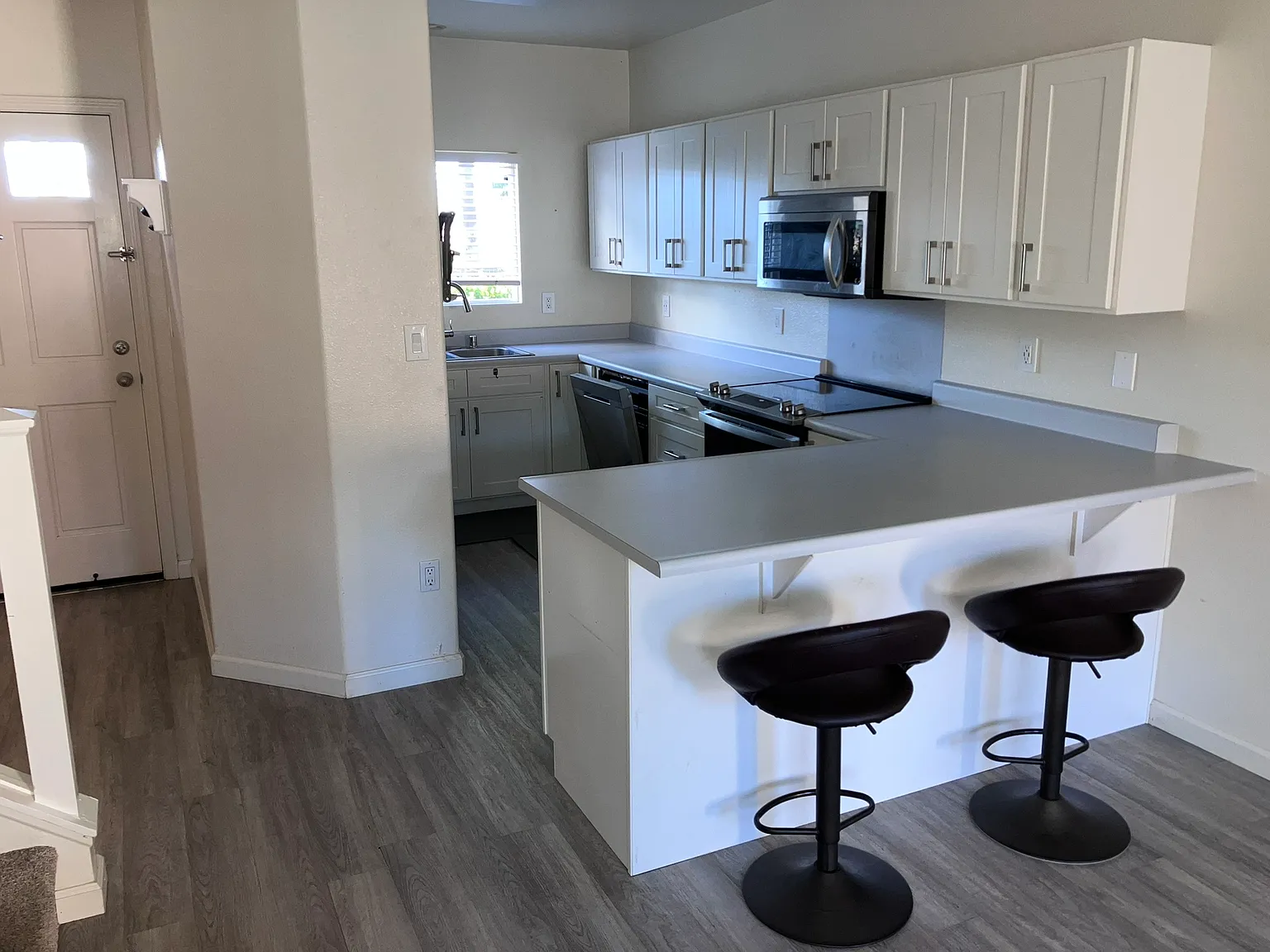 3 bed, 1156 sqft, $3,450 — Photo 2