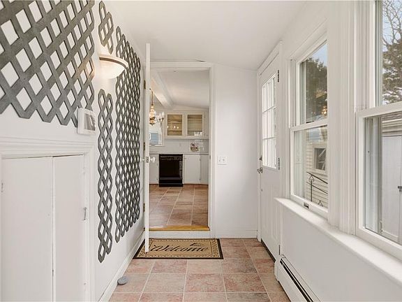 4th image of 9 Leslie Ave
