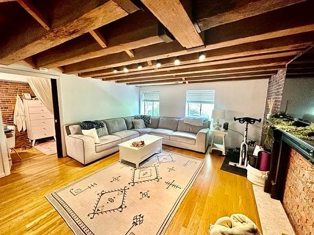 102 Commercial St #4 — Photo 1