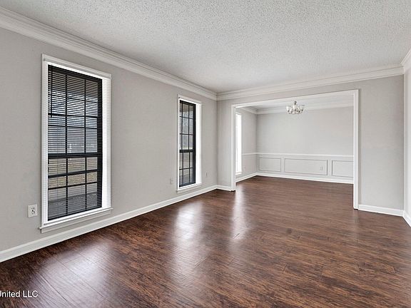 4th image of 385 Lake Shore Dr N
