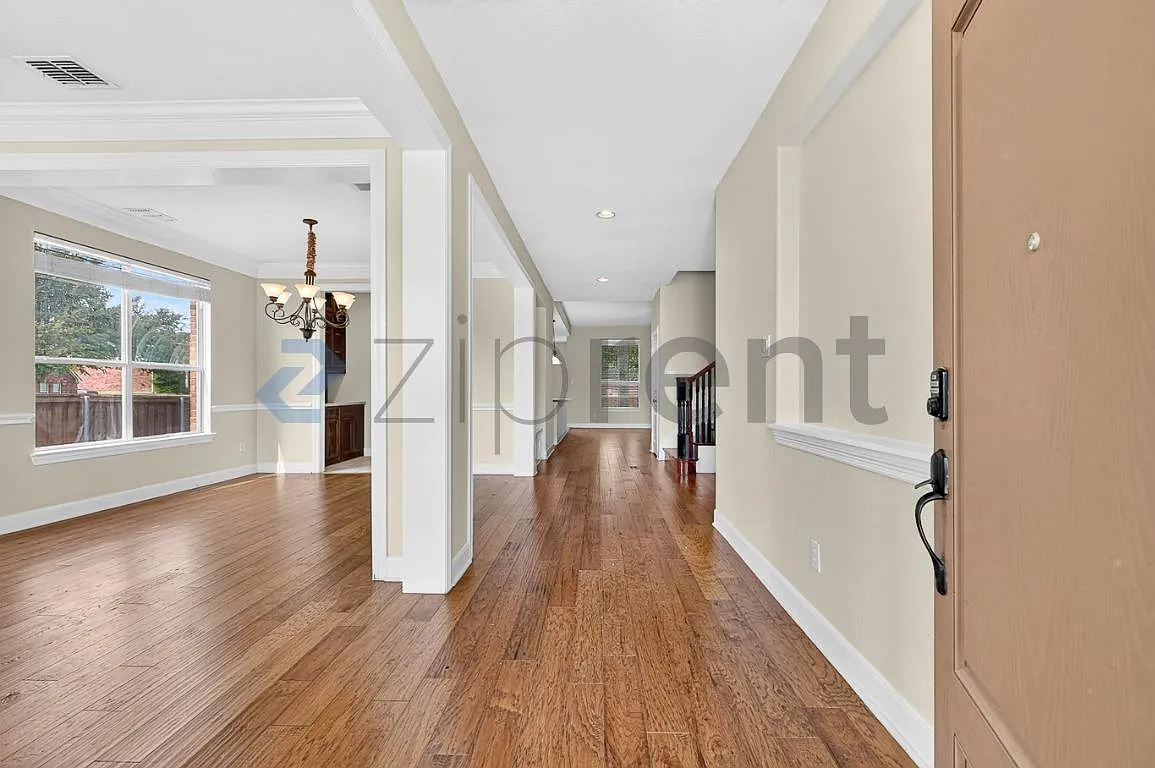 5 bed, 3700 sqft, $3,300 — Photo 4