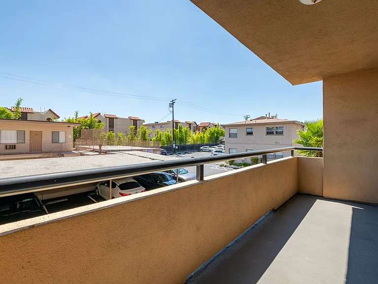 1725 Grismer Ave — Photo 40