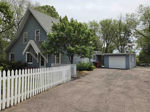1701 Whiting Dr, Yankton, SD 57078