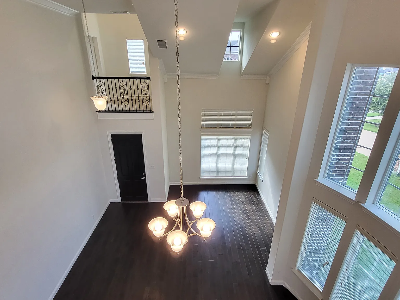 4 bed, 3.5 bath, 3820 sqft, $3,500 — Photo 2