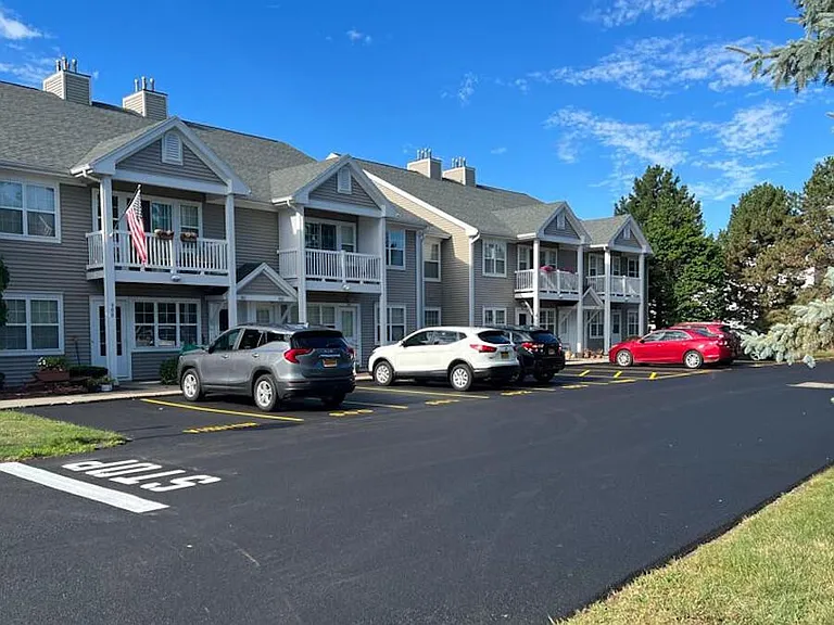 Summit Knolls Apartments and Townhomes — Photo 13
