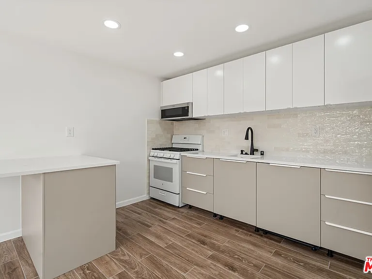 845 1/2 N Kilkea Dr — Photo 5