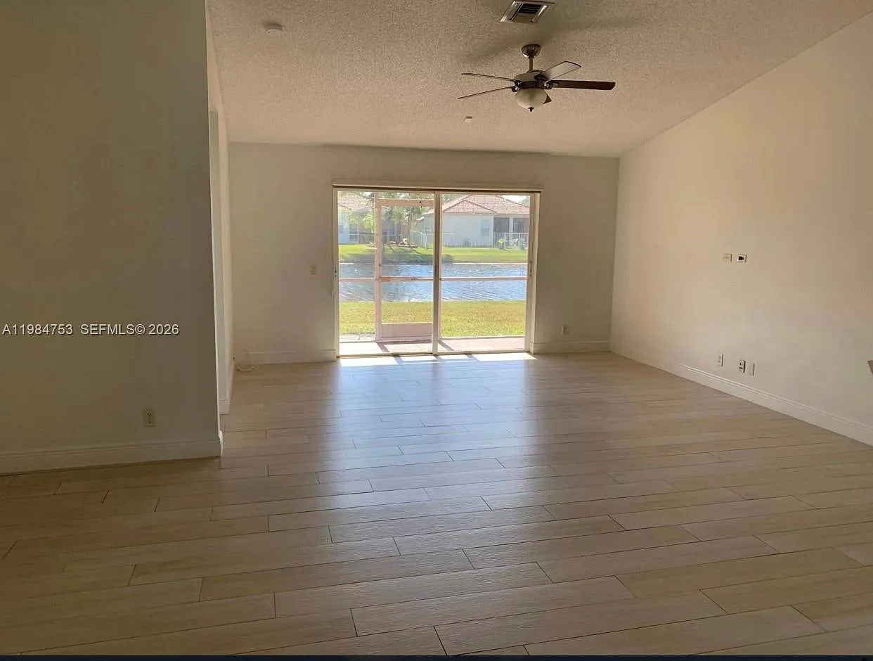 3 bed, 1316 sqft, $3,999 — Photo 4