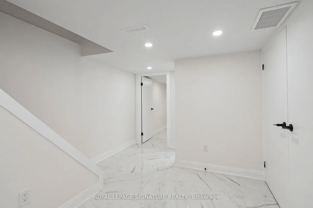 Building Photo - 36 Tennis Cres #LOWER