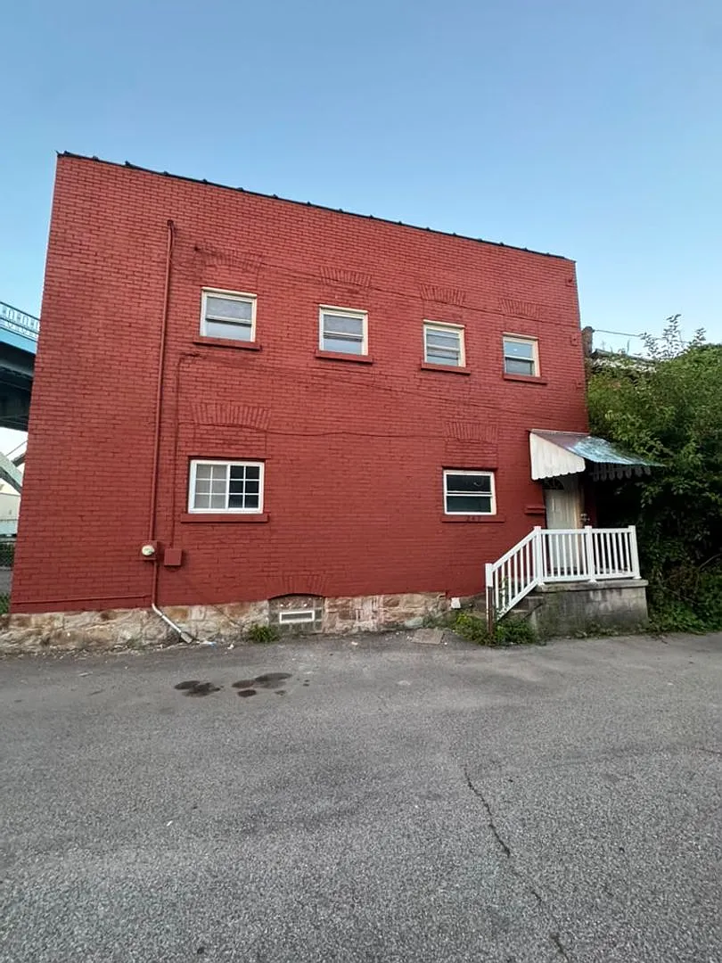 3 bed, 1.5 bath, 1760 sqft, $1,507 — Photo 2