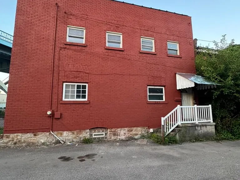 427 Oak Aly — Photo 1