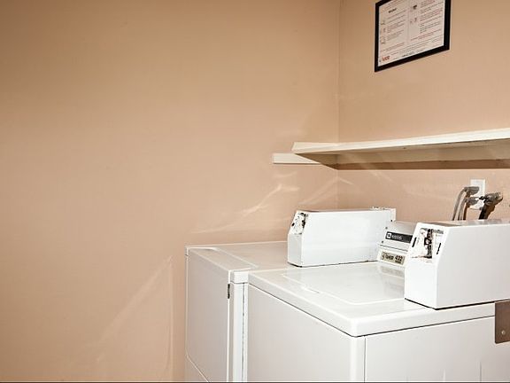 4827 Niagara Avenue San Diego, CA 92107-Elan Pacific Palms Apartment Homes Laundry Room