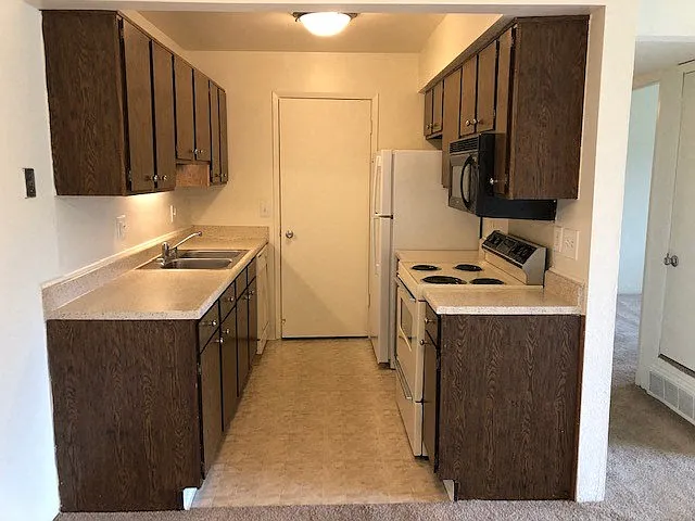 Three Oaks Apartments — Photo 42