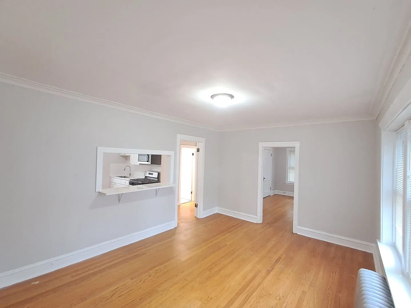 Beautiful, spacious apartment across from Portage park — Photo 4