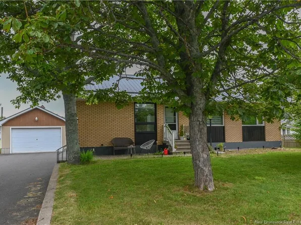163 Des Peupliers St, Shippagan, NB E8S 1J7