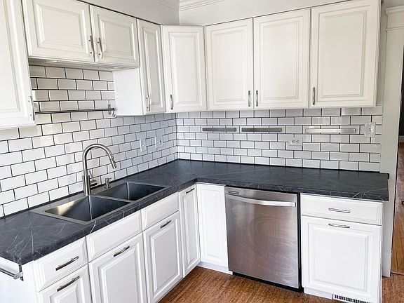 5th image of 1447 Larchmont Ave