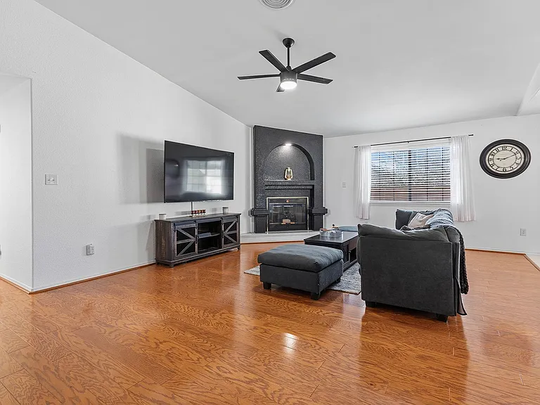 604 Venus Ave — Photo 6