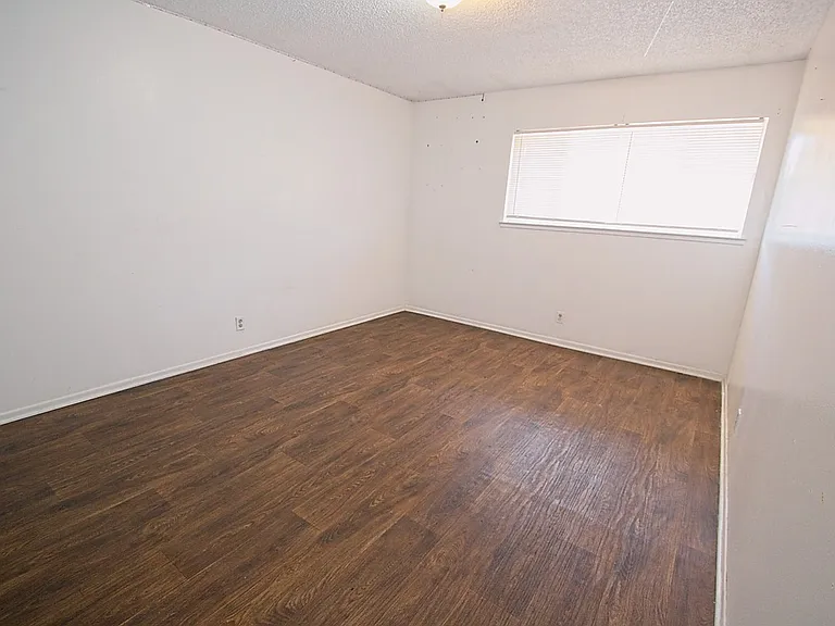 1037 Parkview St — Photo 8