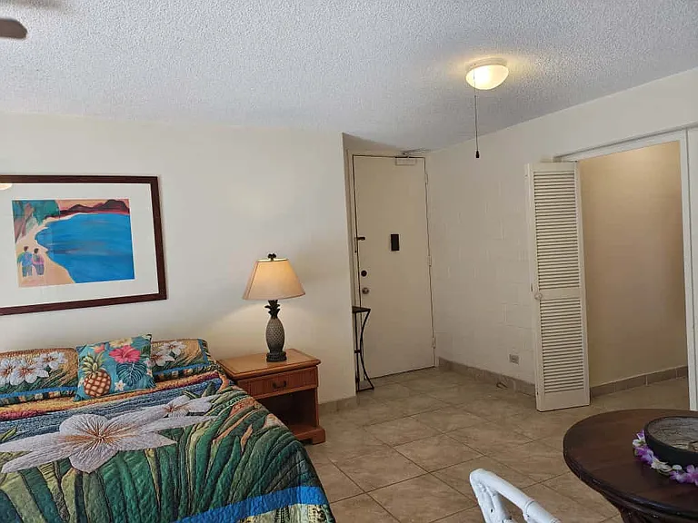 Waikiki Whale Watcher Apartments — Photo 21