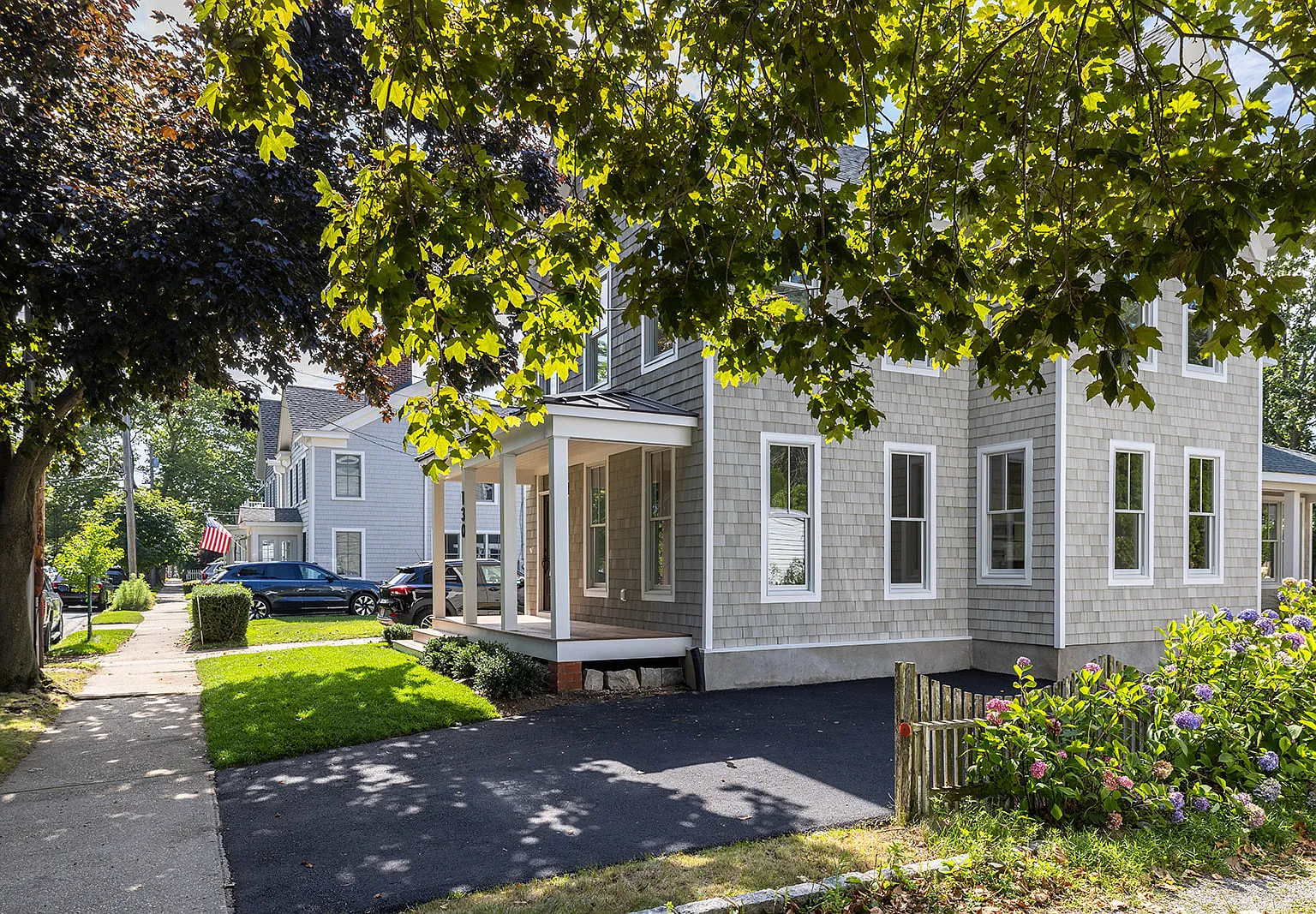 Beautifully renovated in the heart of Greenport — Photo 4